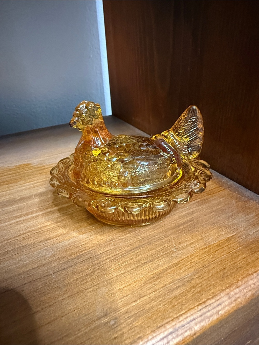 Vintage /Old Mark Honey Amber Mini Mosser hen on nest